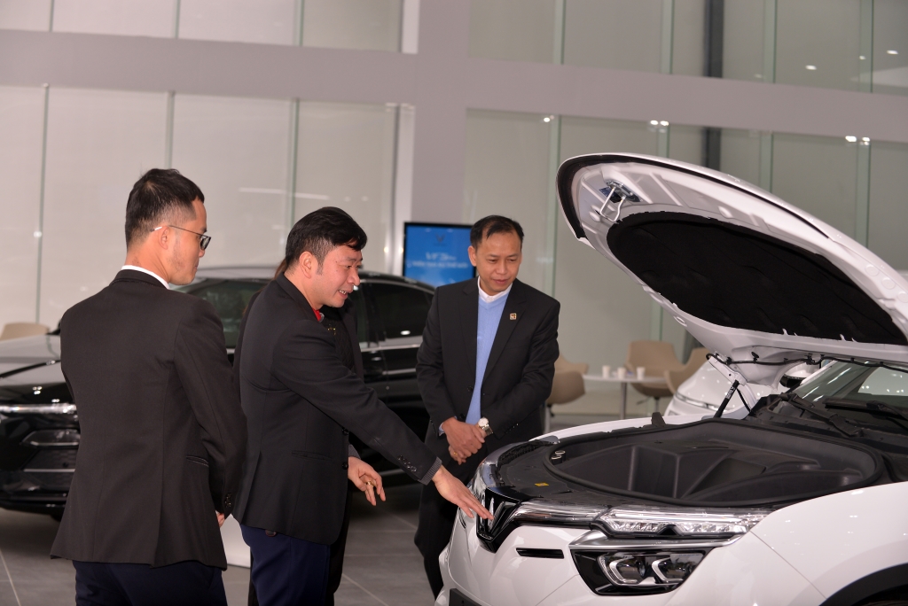 Khách hàng Lai Châu thích thú tìm hiểu nội, ngoại thất xe VF 8